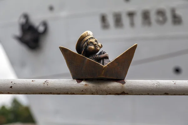Homlin Boy Paper Boat Small Bronze Sculpture Kaliningrad Russia August — Foto de Stock