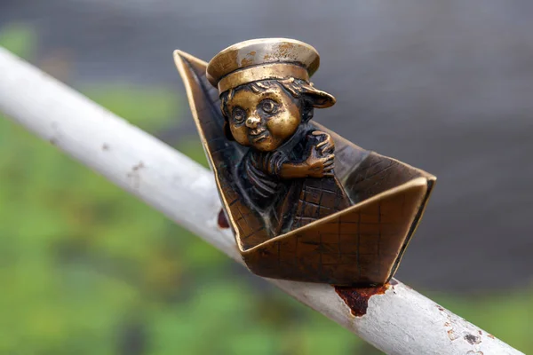 Homlin Boy Paper Boat Small Bronze Sculpture Kaliningrad Russia August — 图库照片