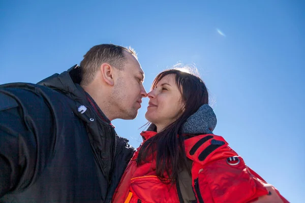 Kyss Dagen Lyckliga Par Gör Kyss Mot Himlen Par Kär — Stockfoto