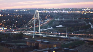 Askılı köprü gün batımında.