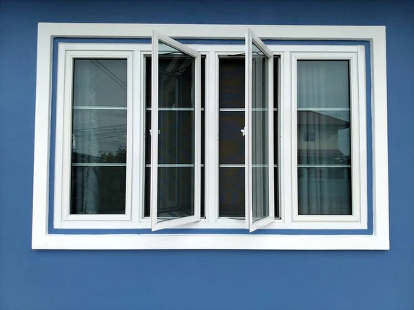White Window House Blue Wall Stockfoto