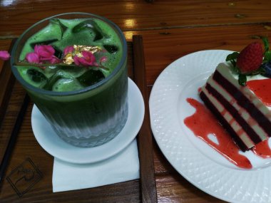 Strawberry cake cream with green tea