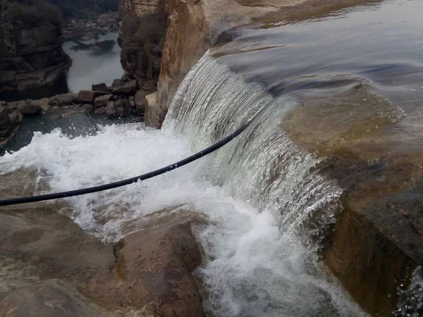 Привабливе Зображення Води Тече Над Камінням — стокове фото