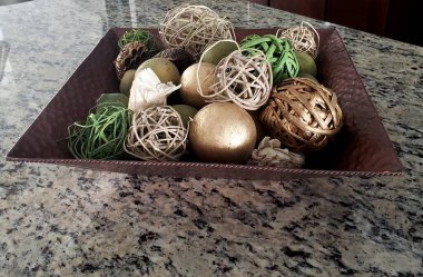 İç mekan. Ev dekorasyonu. Mutfak tezgahındaki sepet renkli, yuvarlak nesneler bir kase / sepet meyveyi temsil ediyor..