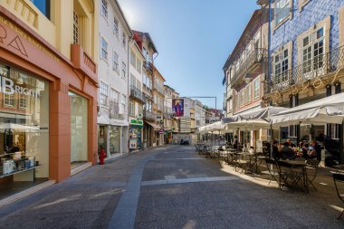 Braga, Portekiz - 27 Ekim 2021: Bir sonbahar günü tarihi şehir merkezinde sokak atmosferi ve mimari ayrıntı