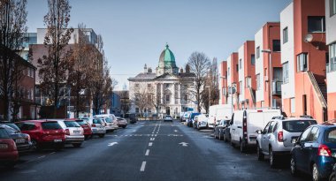 Dublin, İrlanda - 11 Şubat 2019: İnsanlar bir kış günü tarihi şehir merkezinde tipik İrlanda mimarisi ile alışveriş caddesinde yürüyorlar