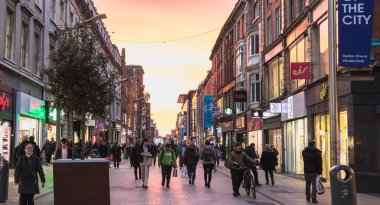 Dublin, İrlanda - 11 Şubat 2019: İnsanlar bir kış günü tarihi şehir merkezinde tipik İrlanda mimarisi ile alışveriş caddesinde yürüyorlar