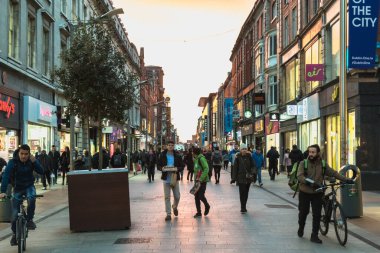 Dublin, İrlanda - 11 Şubat 2019: İnsanlar bir kış günü tarihi şehir merkezinde tipik İrlanda mimarisi ile alışveriş caddesinde yürüyorlar