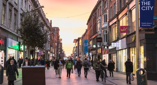 ダブリン アイルランド 2月11 2019 人々は冬の日に歴史的な都市の中心部に典型的なアイルランドの建築物と商店街を歩いています — ストック写真