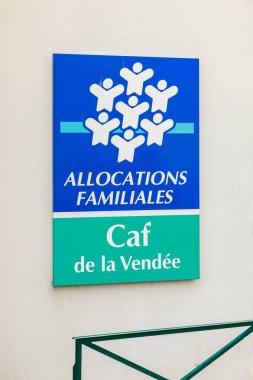 Les Sables d Olonne, Fransa - 28 Temmuz 2016: Bir yaz günü şehir merkezinde CAF de la Vendee 'nin logosu, Vendee' nin Aile Aileleri (CAF) ile imzala.