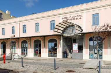 Figueira da Foz, Coimbra, Portekiz - 26 Ekim 2020: Engenheiro Silva Belediye Pazarı Cephesi (Mercado Belediyesi Engenheiro Silva)