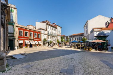 Braga, Portekiz - 25 Ekim 2021: Bir sonbahar günü tarihi şehir merkezinde sokak atmosferi ve mimari ayrıntı