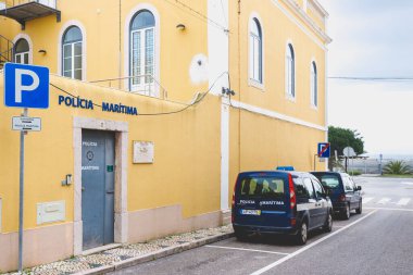 Figueira da Foz, Coimbra, Portekiz - 25 Ekim 2020: Deniz polisi arabası (Polis Maritima) bir sonbahar günü bir polis karakolunun önüne park edildi