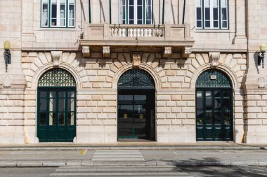 Figueira da Foz, Portekiz - 26 Ekim 2020: Bir sonbahar günü tarihi şehir merkezinde belediye binasının sokak atmosferi ve mimari ayrıntıları