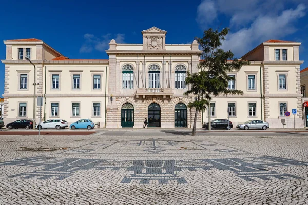 Figueira da Foz, Portekiz - 26 Ekim 2020: Bir sonbahar günü tarihi şehir merkezinde belediye binasının sokak atmosferi ve mimari ayrıntıları