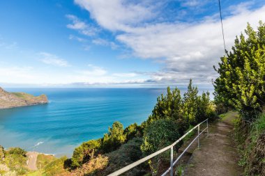 Bir kış günü Madeira Adası 'nda denize doğru yükselen Porto da Cruz' a bakın.