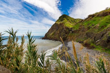 Portekiz, Madeira Adası 'ndaki Maiata plajının huzurlu manzarası.