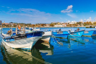 Porto, Portekiz - 23 Ekim 2020: Bir sonbahar günü Douro nehrinin ağzındaki Afurada balıkçı limanında küçük balıkçı tekneleri