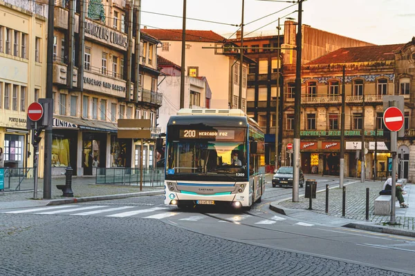 Porto Portugal Outubro 2020 Ônibus Transporte Público Que Atravessa Centro — Fotografia de Stock