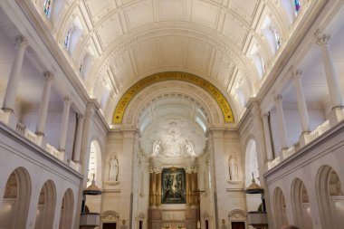 Santarem, Portekiz - 26 Haziran 2021: Turistlerin bir yaz günü ziyaret ettiği Nossa Senhora do Rosario De Fatima Bazilikası 'nın içi