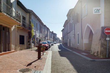 Monflanquin, Fransa - 17 Ekim 2021: Bir sonbahar günü şehir merkezindeki tipik evlerin mimari ayrıntıları