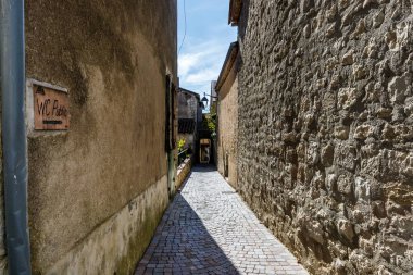 Monflanquin, Fransa - 17 Ekim 2021: Bir sonbahar günü şehir merkezindeki tipik evlerin mimari ayrıntıları