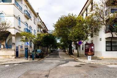 Santarem, Portekiz - 27 Ekim 2020: Bir sonbahar gününde şehir merkezindeki tipik bir evin mimari ayrıntıları