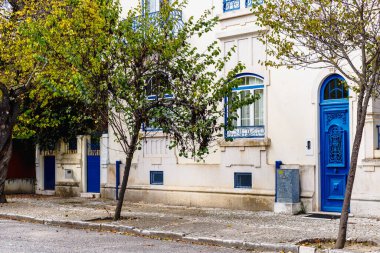 Santarem, Portekiz - 27 Ekim 2020: Bir sonbahar gününde şehir merkezindeki tipik bir evin mimari ayrıntıları