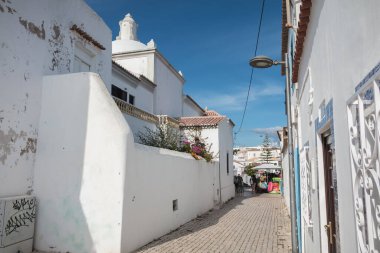 Albufeira, Portekiz - 3 Mayıs 2018: Güneşli bir bahar gününde tarihi şehir merkezindeki tipik evlerin mimari ayrıntıları