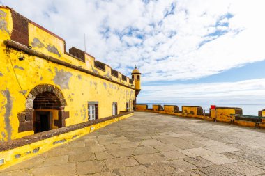 Funchal, Madeira, Portekiz - 27 Aralık 2021: Sao Tiago şehri ve Atlantik Okyanusu 'na bakan kale manzarası