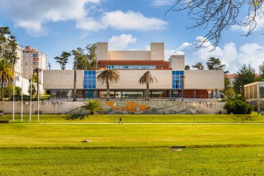Figueira da Foz, Coimbra, Portekiz: 26 Ekim 2020: Bir sonbahar gününde CAE sanat ve eğlence merkezinin (Centro de Artes e Espectaculos) dış görünümü