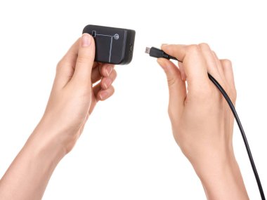 Kadın eller program çipleri ve hafızası için bir usb portu olan bir hata ayıklayıcı teşhircisi tutar ve bağlantı kablosu ile bir usb kablosu yerleştirir. Beyaz arkaplanda izole.