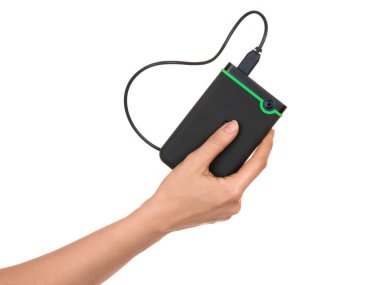 Bir kadının eli 2.5 inç taşınabilir sabit diskle USB kablosu bağlanmış. Beyaz arkaplanda izole.