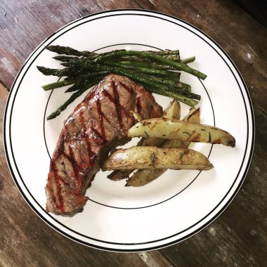 Biftek ve patates yemeği