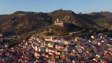 Bosa kasabasının havadan görünüşü, nehirden Malaspina kalesine