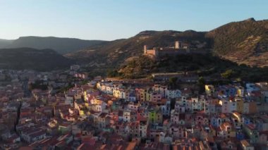 Bosa 'nın havadan görünüşü ve onun karakteristik tarihi merkezi Serravalle tepesindeki Malaspina kalesinin eteğindeki renkli evler.