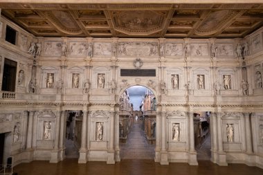 Vicenza Olimpiyat Tiyatrosu, İtalyan mimar Andrea Palladio tarafından modern çağda inşa edilen ve UNESCO tarafından dünya mirası ilan edilen en eski kapalı tiyatro.
