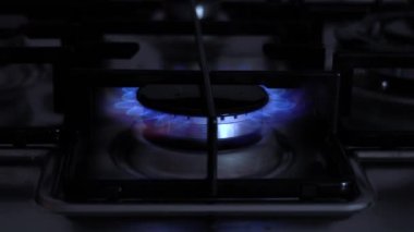 Mutfakta alevlerle yemek pişirme hobisi