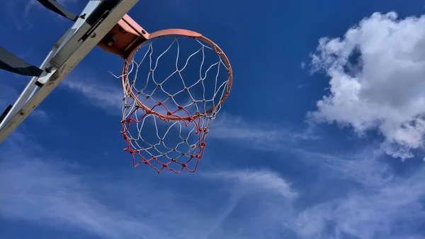 Pod Basketbalové Obruče Tmavě Modrým Mrakem Oblohy Pozadí — Stock fotografie