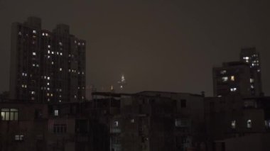 Hong Kong gecekondu mahallesi ve geceleri çok katlı apartmanlar.