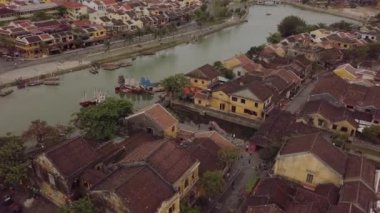 Bir şehir manzarası Kanal kıyısındaki eski binalar
