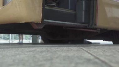 Hong Kong yolcuları şehir caddesinde durakta otobüsten iniyorlar.