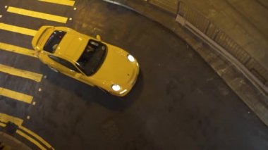 Şehir arabaları yaya geçidi ile sokak kavşağında sürüyorlar.