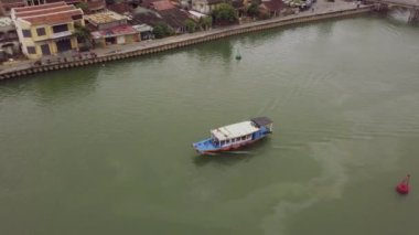 Kanal manzaralı motorlu tekne kanal boyunca yol alır.