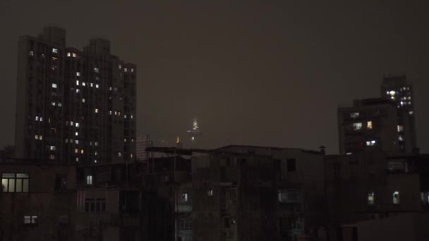 Hong Kong kumuh dan bangunan apartemen multilevel di malam hari — Stok Video