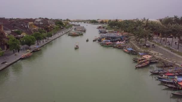 Hoi An river landscape people row boats along channel — Stock Video