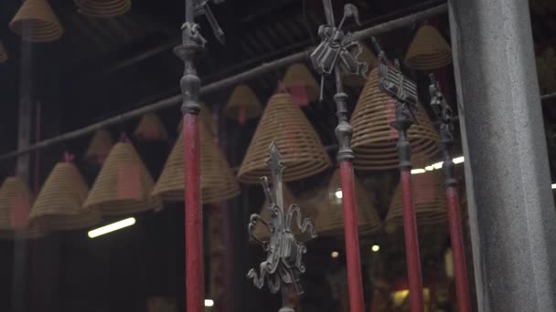 Asiatico spirale joss bastoni con fortuna auguri in vecchio tempio — Video Stock