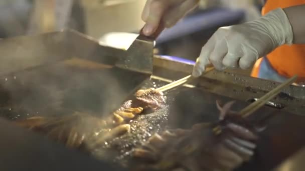 Hong Kong pracownik frytki ośmiornice na kuchence w kawiarni na świeżym powietrzu — Wideo stockowe