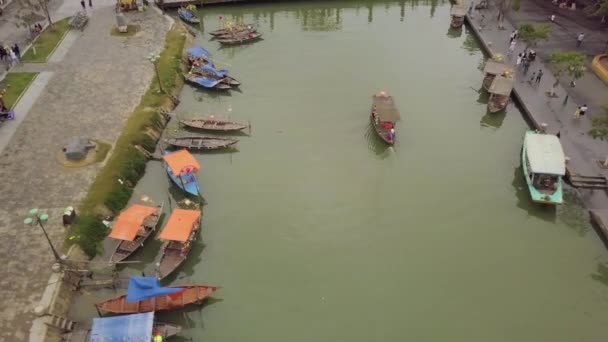 Hoi Um canal paisagem lancha navega para passarela — Vídeo de Stock