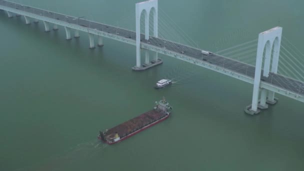 Barcaça de Hong Kong navega para a ponte Zhuhai Macau com carros — Vídeo de Stock
